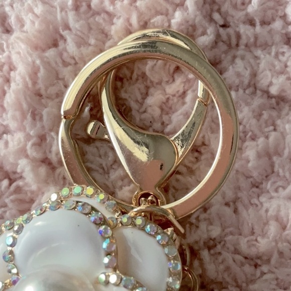 WHITE HEAVY ALLOY CAMILLA FLOWER W/RHINESTONES PEARL CENTER AND DANGLING BEADS - Picture 3 of 4